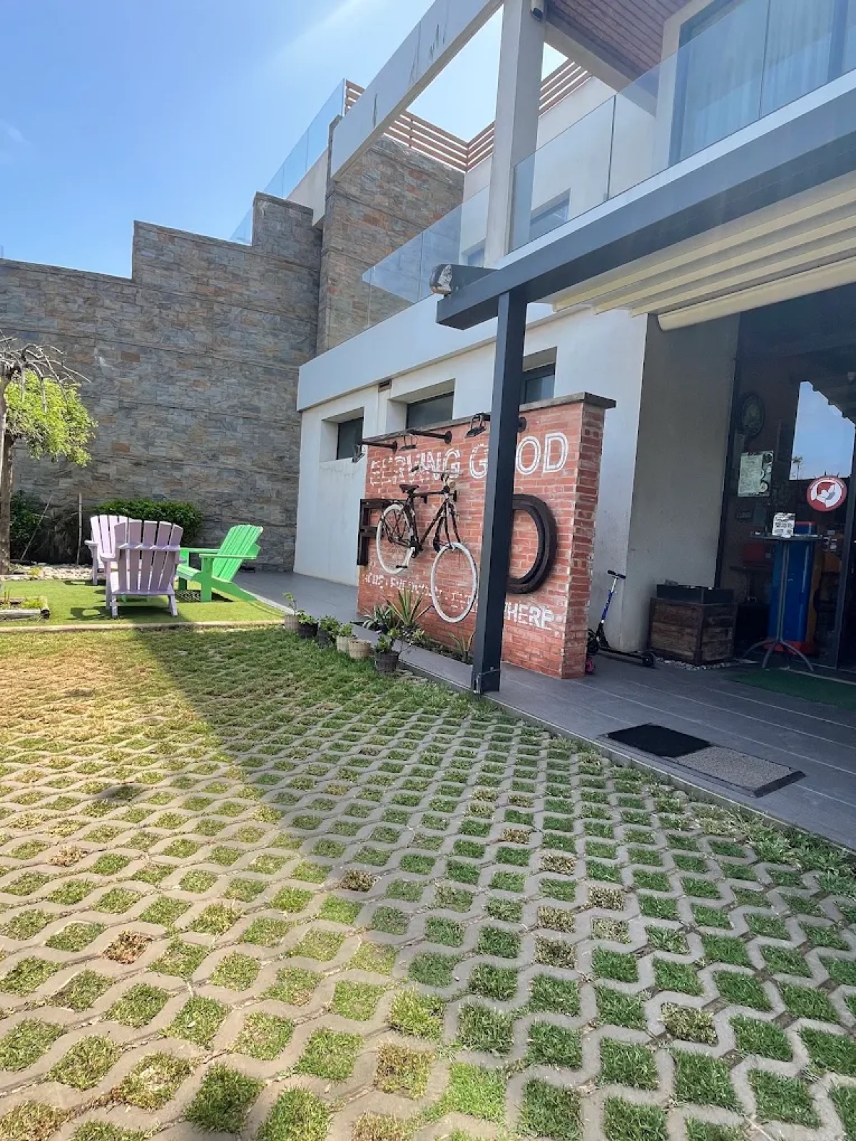 Bike eat repeat café à Tamaris, Dar Bouazza — ambiance calme et propre