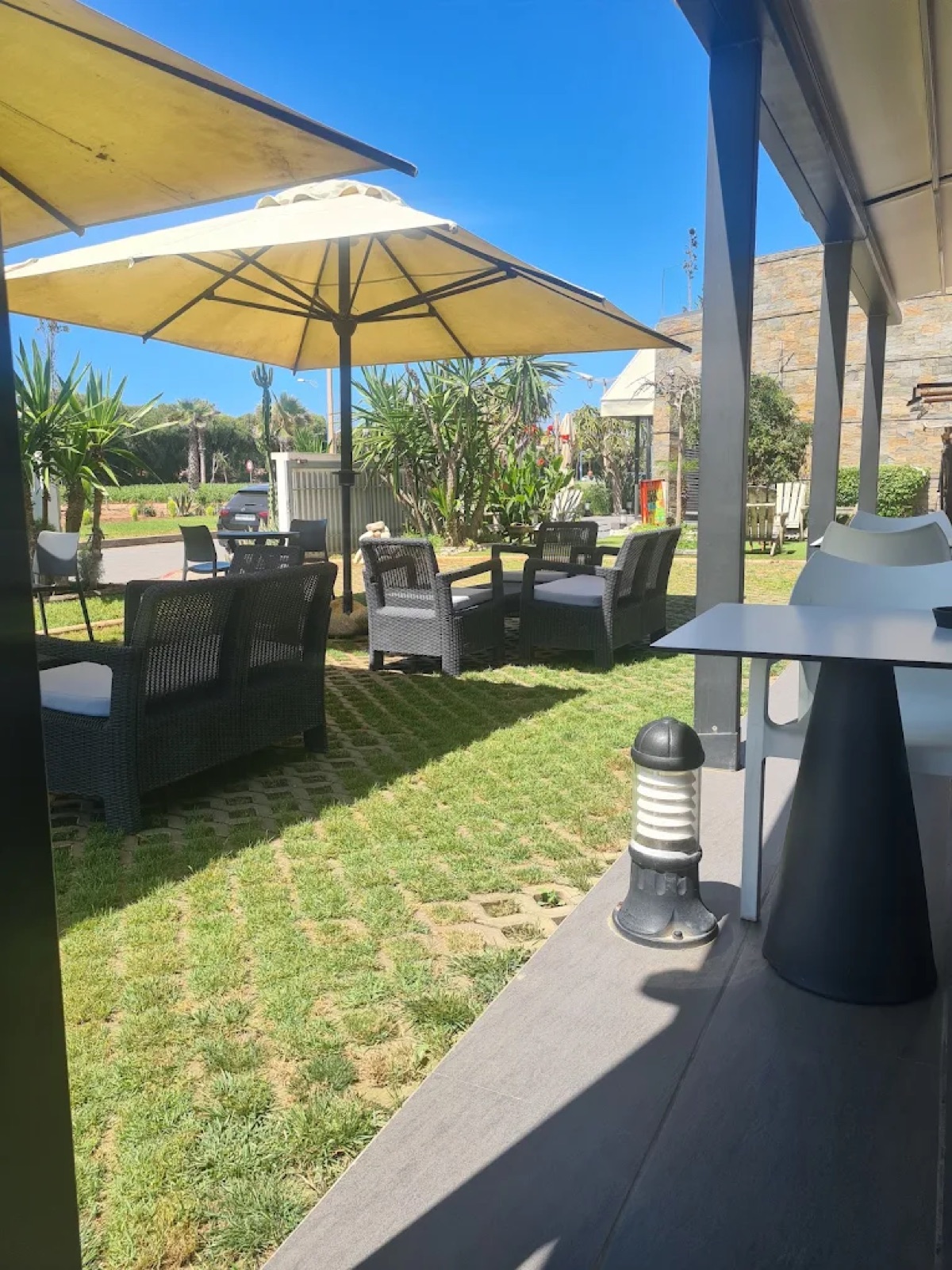 Intérieur du café Bike eat repeat, télétravail au calme à Tamaris Dar Bouazza